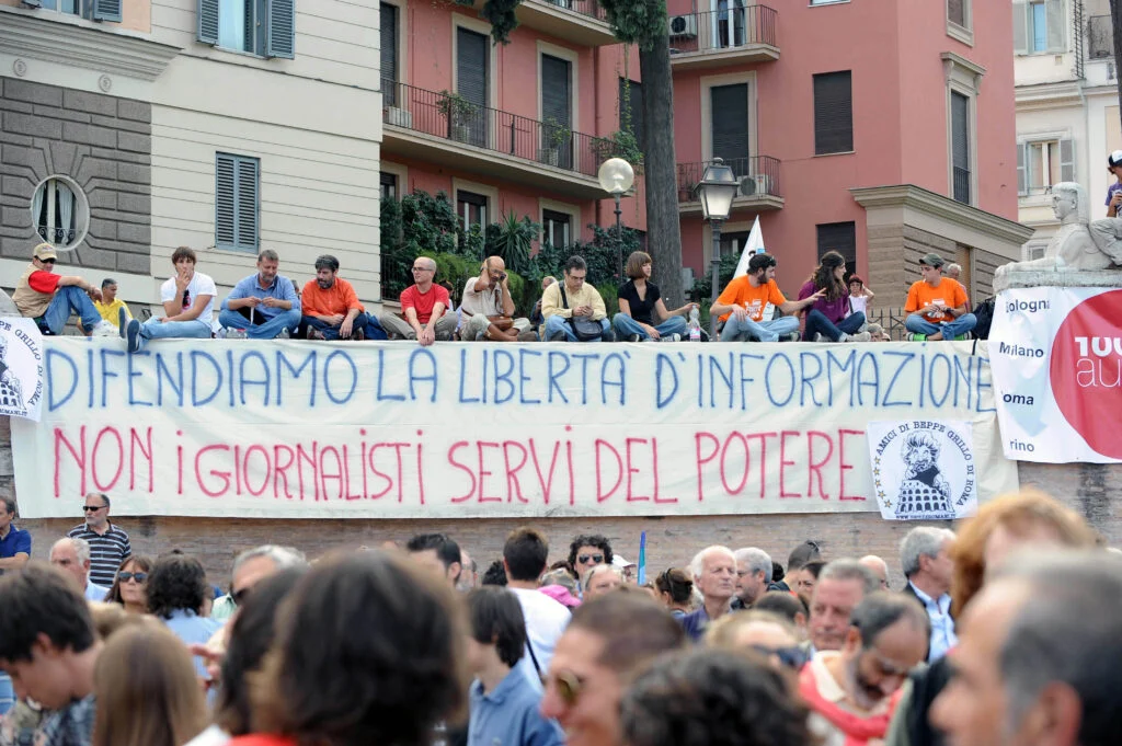 Relatório do Conselho da Europa: liberdade de imprensa sob pressão; Itália destacada por interferências e espionagem