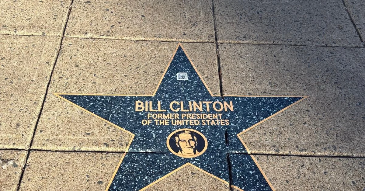 Instalação 'Epstein Walk of Shame' perto da Casa Branca expõe nomes ligados a Jeffrey Epstein