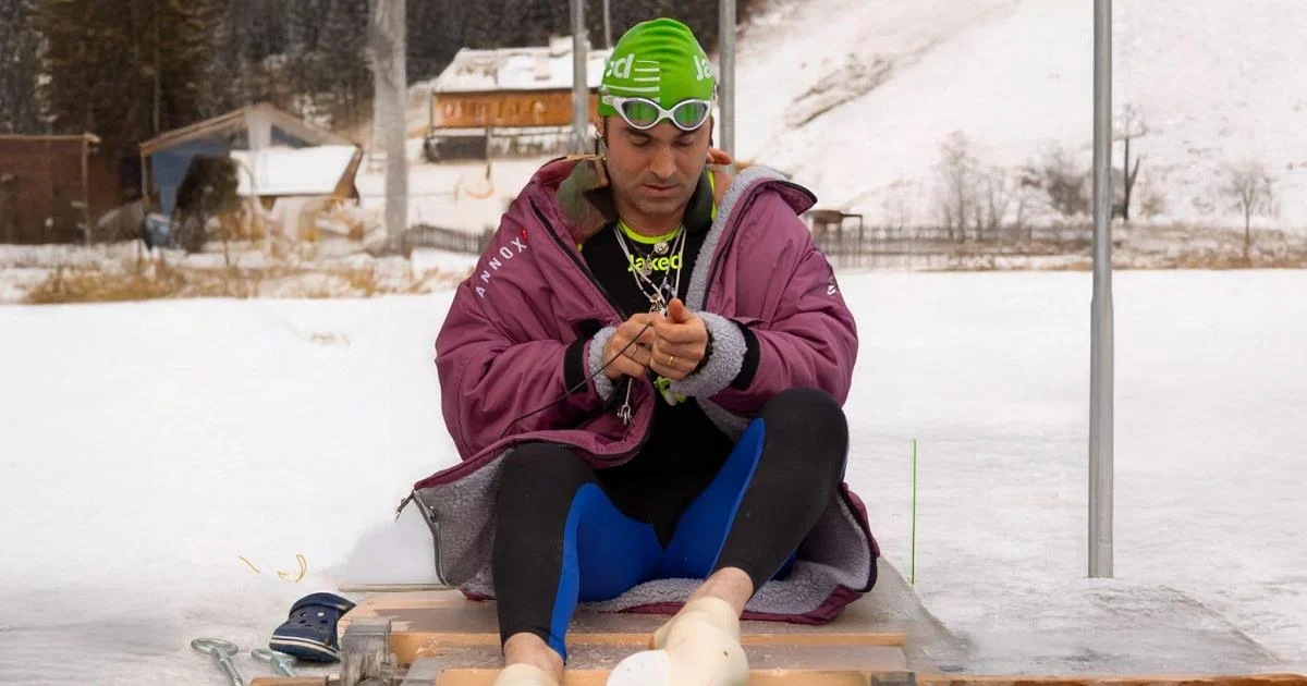 Luca Casalini busca recorde mundial de apneia dinâmica sob o gelo no Lago di Anterselva