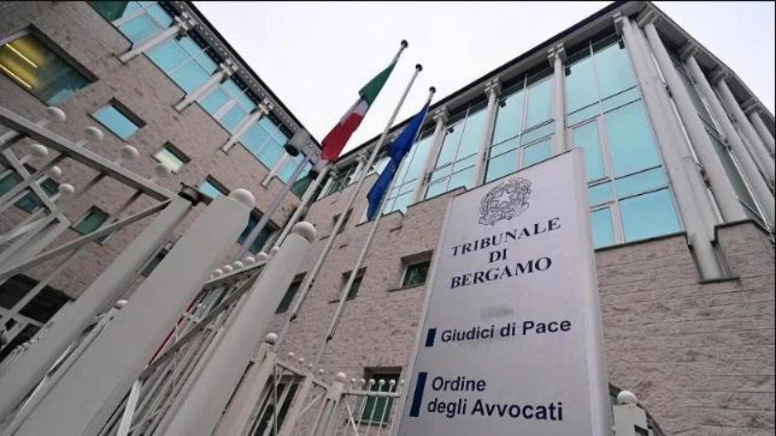 Homem ameaça atear fogo em frente ao Tribunal de Bergamo; intervenção dos carabinieri isola a área