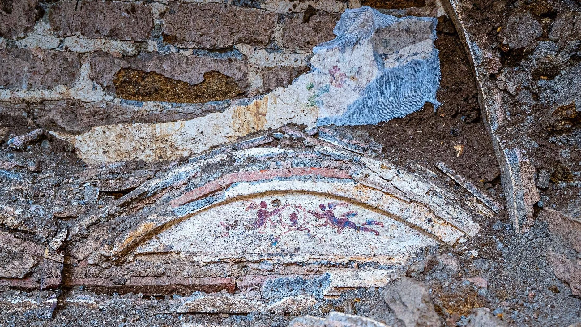 Roma: descoberta na Necropoli Ostiense revela túmulos decorados durante obra de residência estudantil
