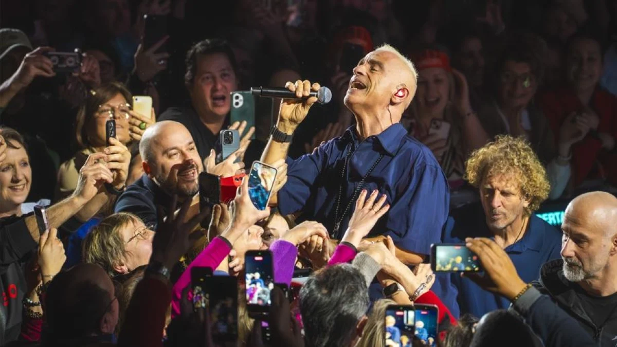 Eros em turnê global: shows filmados com os filhos, tributos a Dalla e Marley e opiniões sobre Sanremo