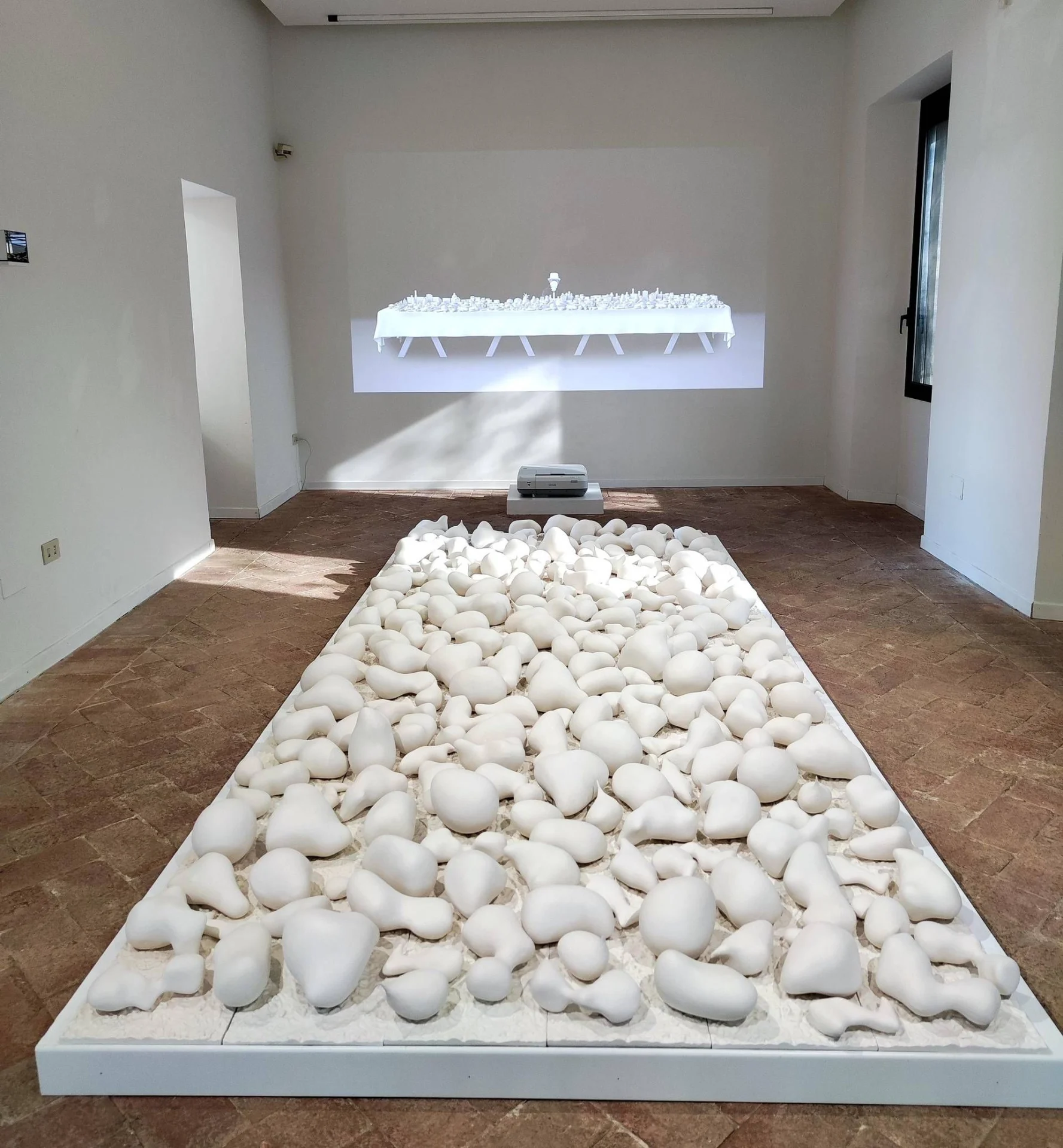 Itamar Gilboa no MIC Faenza: 'World of Plenty' expõe o paradoxo entre abundância e escassez de alimentos