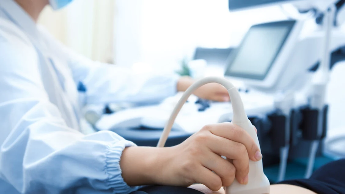 ISS recomenda ultrassom no primeiro trimestre e amplia triagem cromossômica na gravidez fisiológica