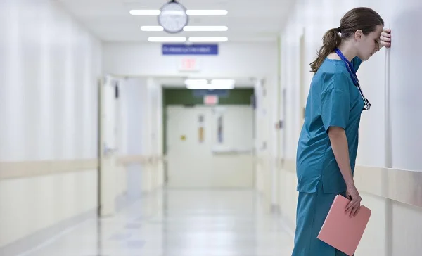 Crise na Saúde Italiana: Escassez de Enfermeiros e Médicos