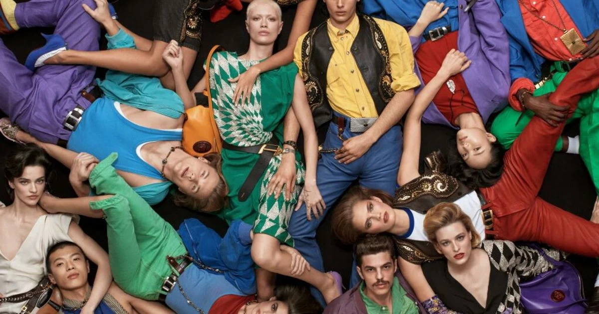 Prada acelera integração da Versace: criatividade, rede e reposicionamento estratégico