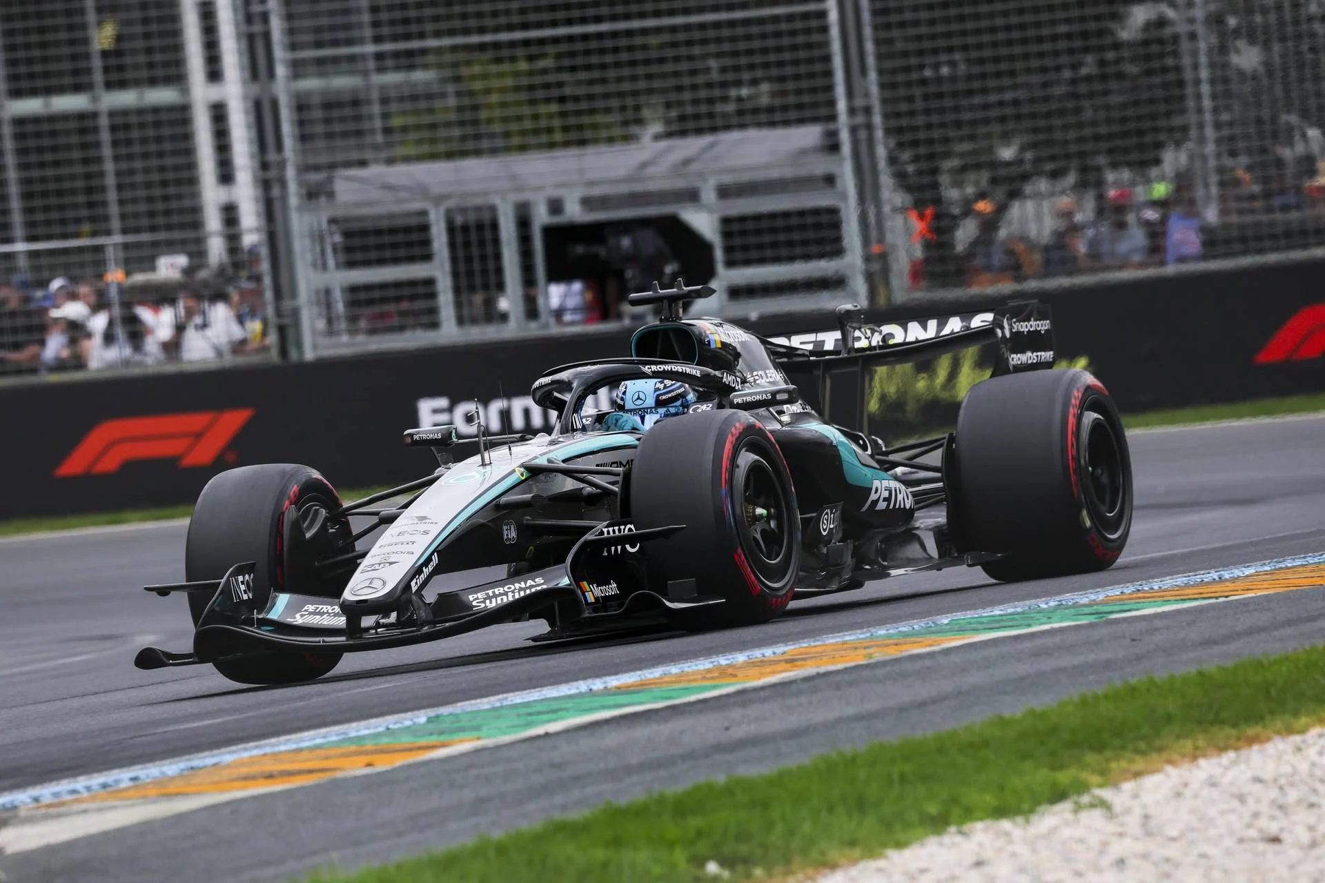 Russell domina em Melbourne: Mercedes faz primeira fila, Leclerc fecha segunda com Ferrari; Verstappen fora no Q1