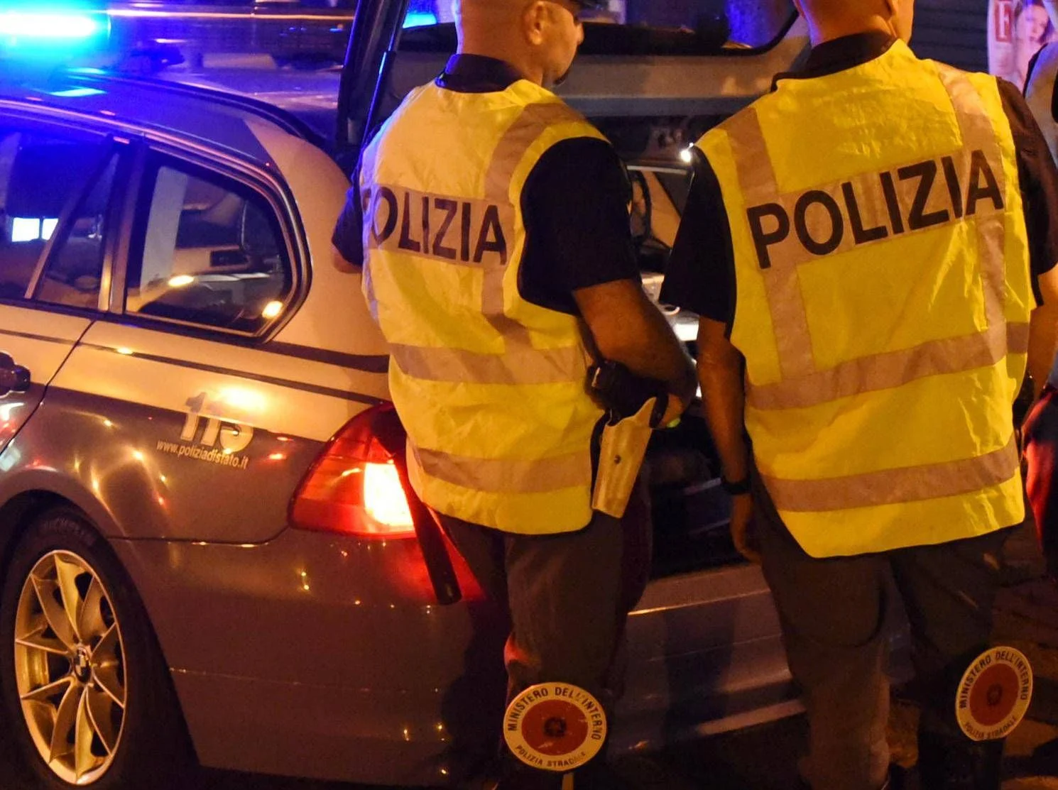 Roma: jovem de 23 anos em carro de aluguel ignora ordem de parada e colide com ônibus