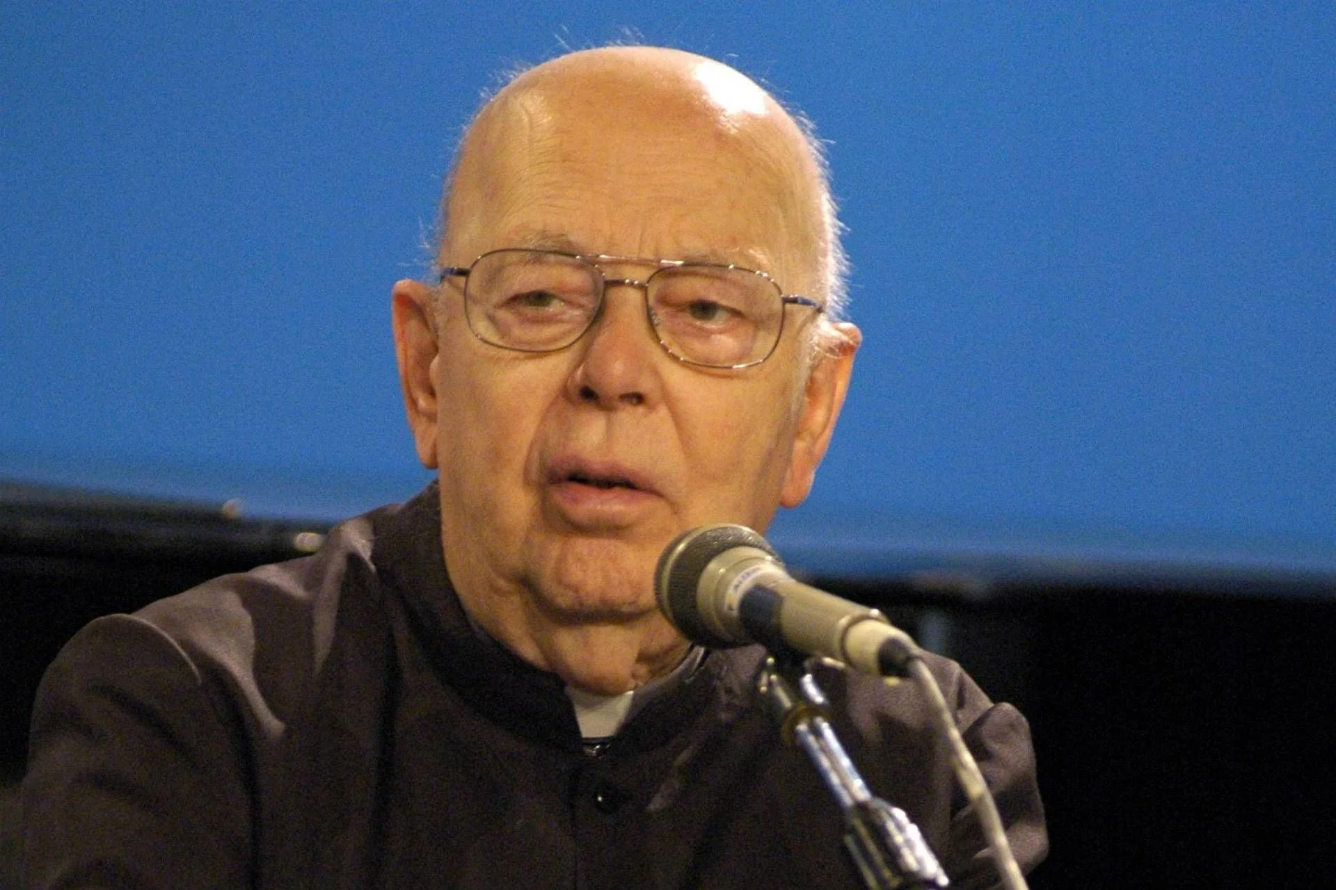 AIE alerta: cuidado com quem se apresenta como colaborador de Padre Amorth