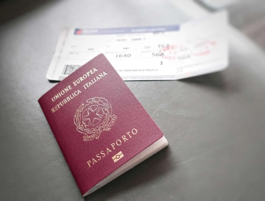 Viajar com Dois Passaportes: Vantagens e Como Fazer
