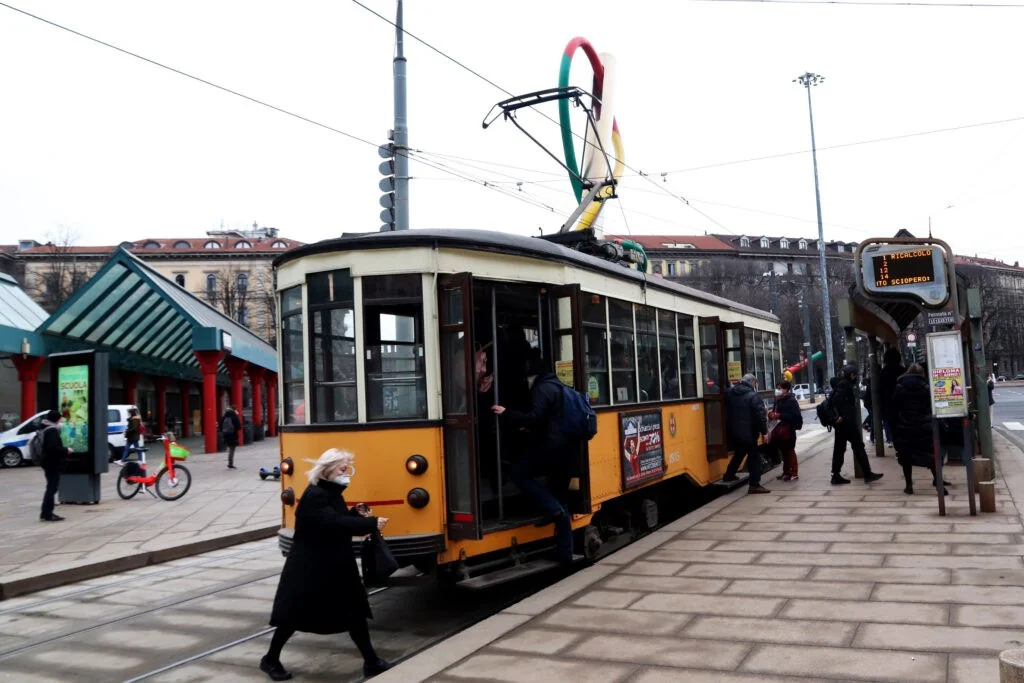 Metade dos europeus não usa meios públicos em 2024, aponta Eurostat; Itália é segundo país com maior não‑utilização