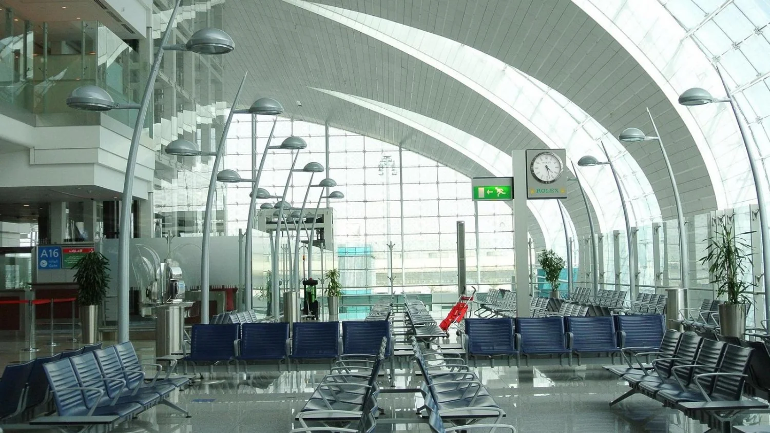 Aeroporto de Dubai retoma operações parciais após ataque de drone; Emirates e Qatar ajustam voos e chegam mais italianos