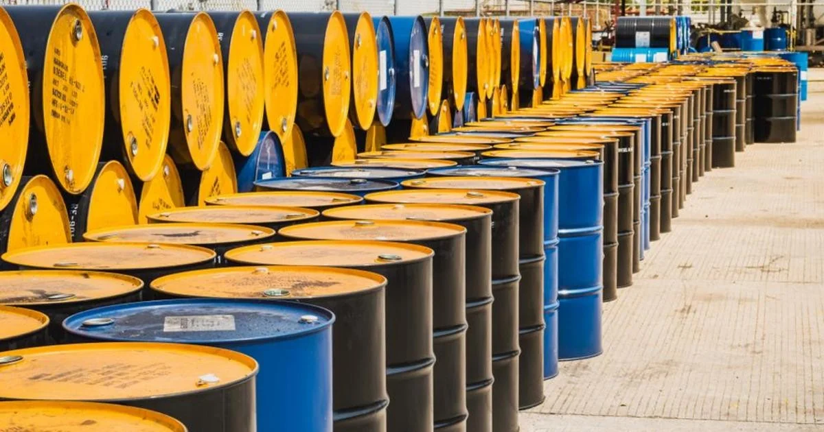 AIE libera 400 milhões de barris em resposta ao bloqueio do Estreito de Ormuz