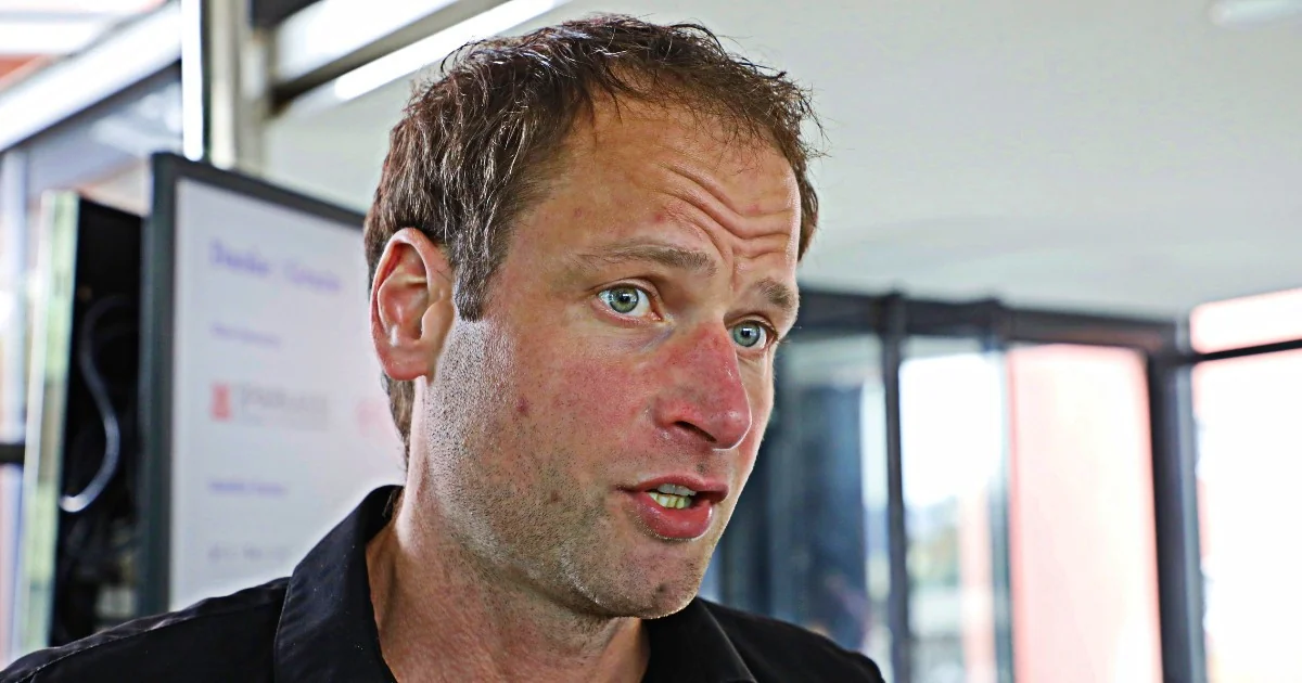 Alex Schwazer é parado pelos juízes na meia maratona de Alessandria e abandona prova após reinício