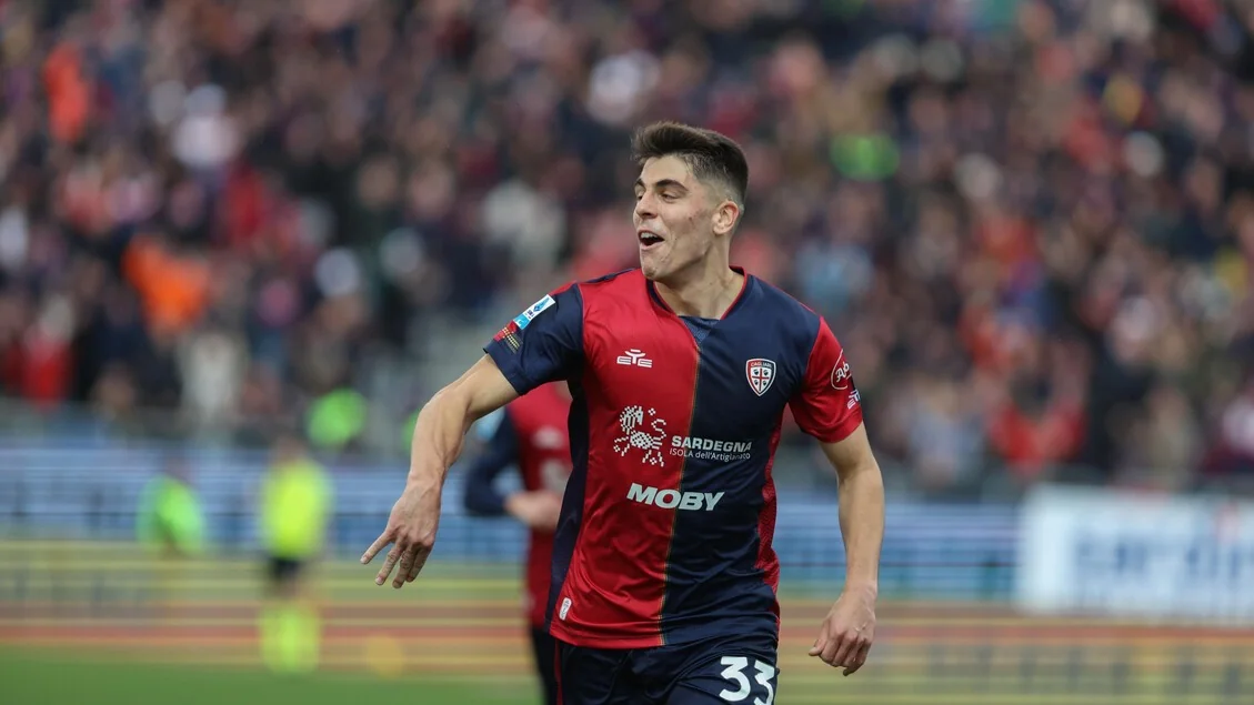 Cagliari amplia contrato de Adam Obert até 2030; clube recorre ao TAR por restrições a torcedores