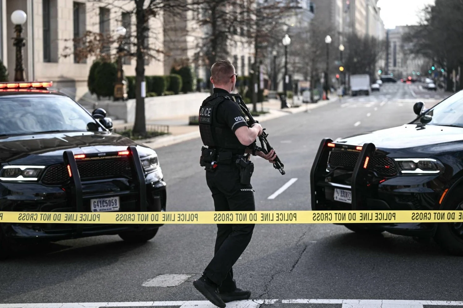 Caminhão atinge barreiras da Casa Branca em Washington; motorista detido e local está seguro