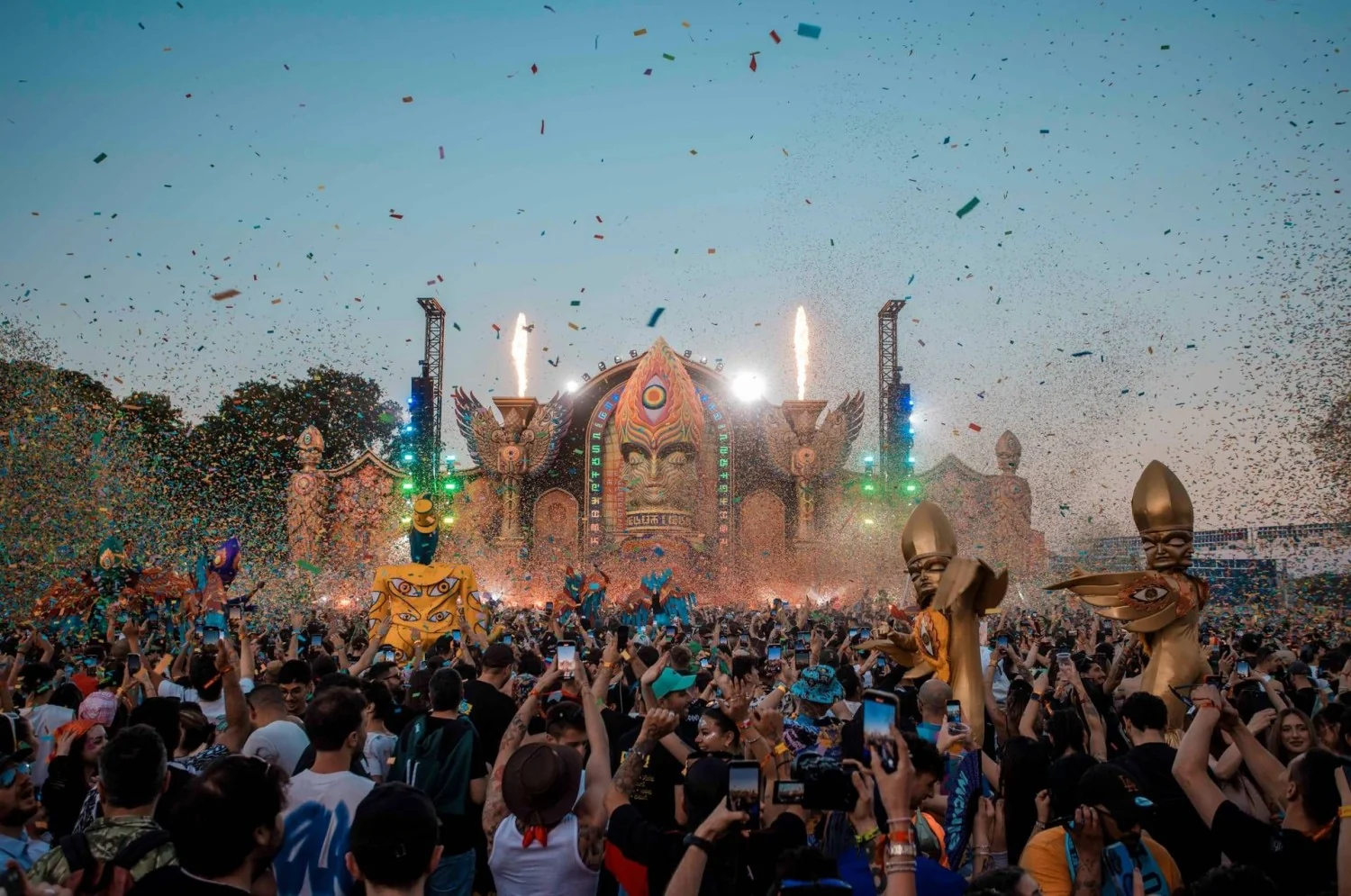 elrow Town volta a Campovolo: 12+ horas de música eletrônica, teatro de rua e performances