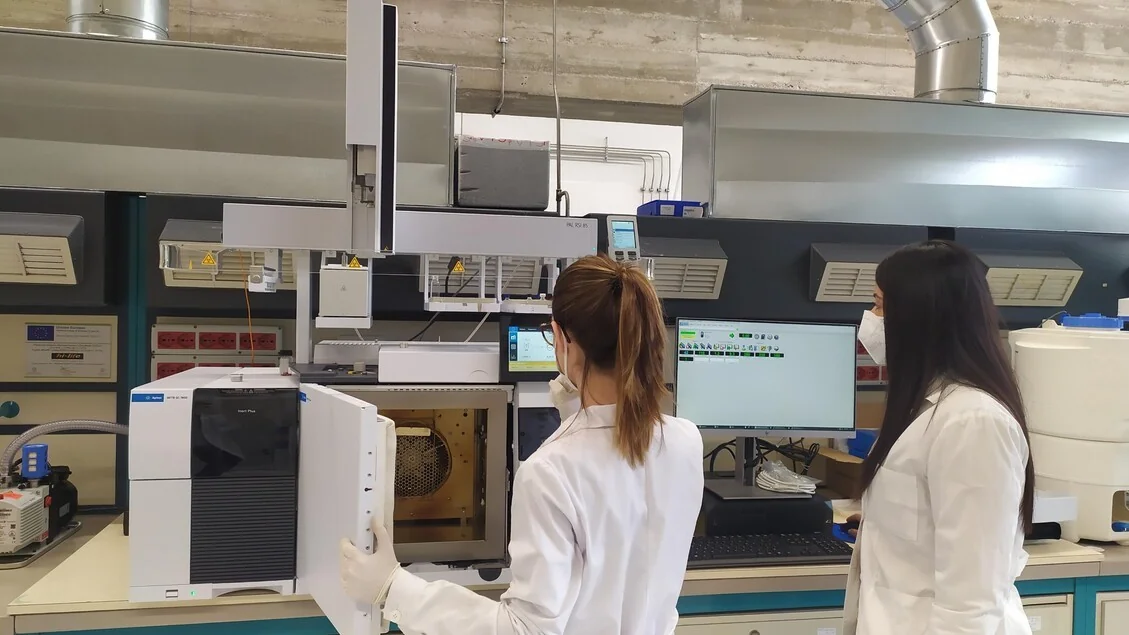 Emprego feminino sobe a 45% na indústria farmacêutica: avanço em pesquisa e bem-estar, diz Farmindustria