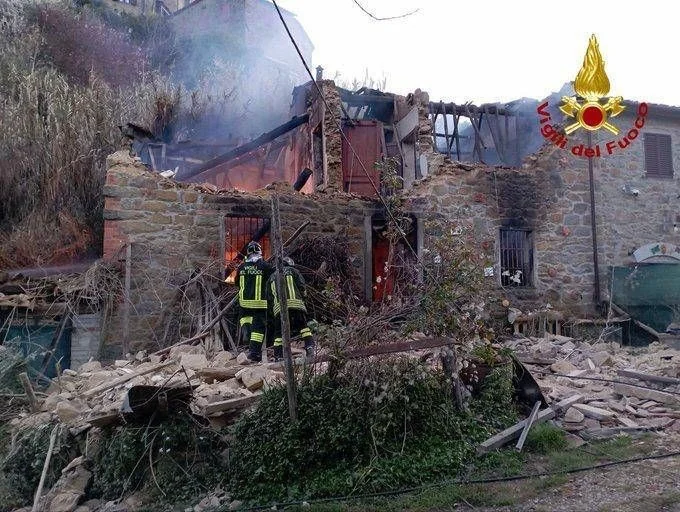 Explosão em palazzina rural de Pescia deixa imóvel em colapso parcial; busca por homem desaparecido