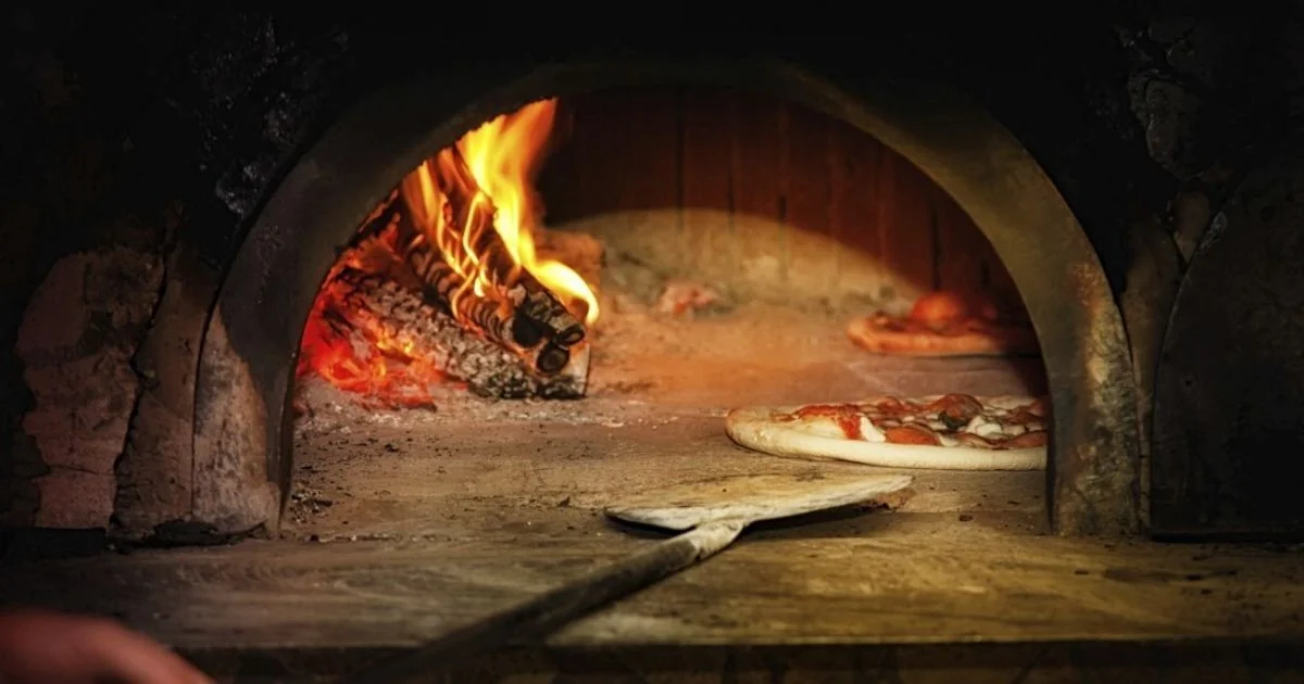 Forno a lenha: estudo da ENEA revela que aquecimento e reposicionamento de lenha elevam emissões nas pizzarias