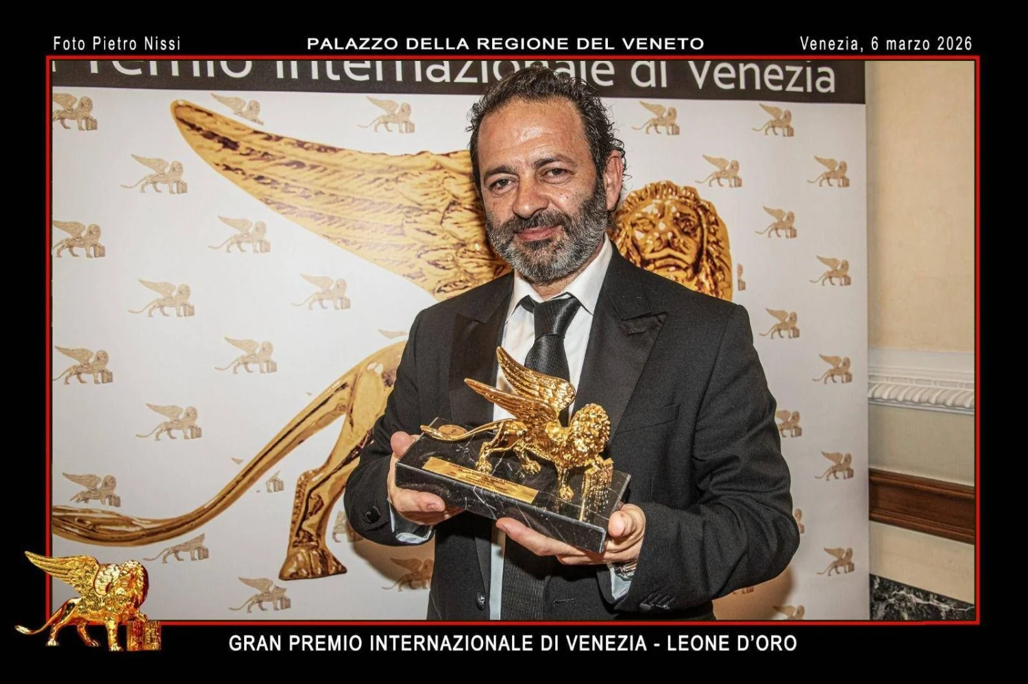 Leone d'Oro al Merito para Giovanni Sciarrillo: o olhar que molda estrelas em Veneza