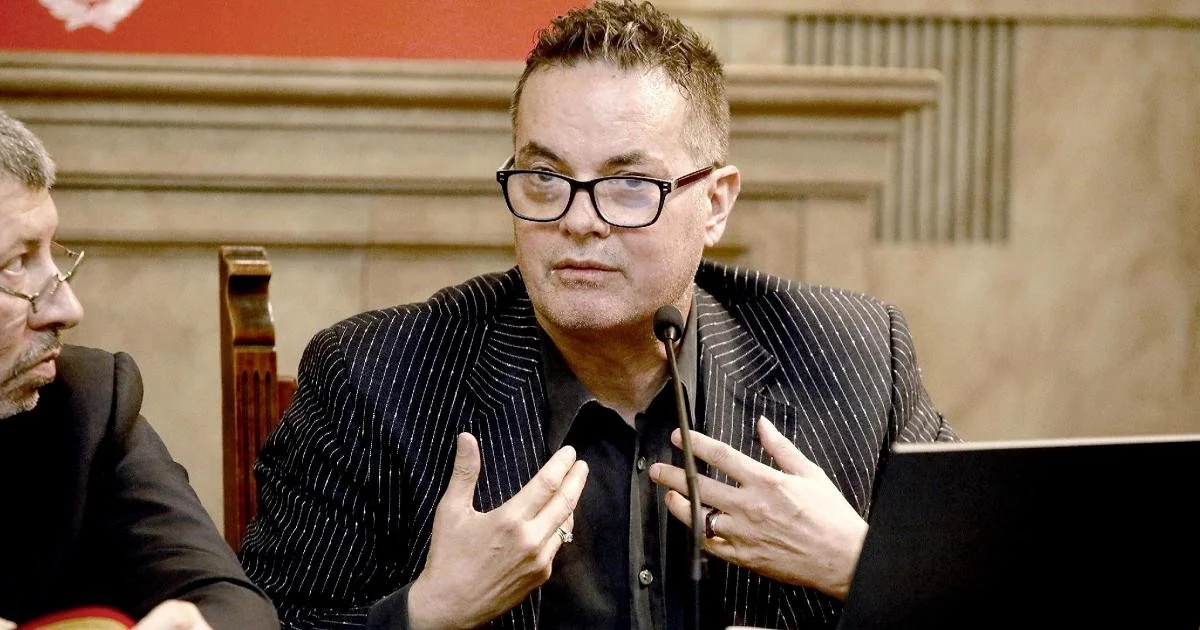 Klaus Davi é cercado e espancado por ultras da Curva Sul em Piazza Axum, em Milão