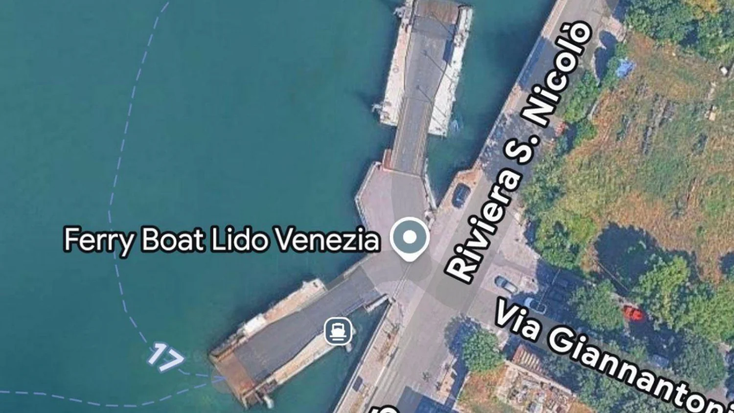 Lido di Veneza: turista austríaco, traído pela névoa, cai com o carro na lagoa ao embarcar no ferry