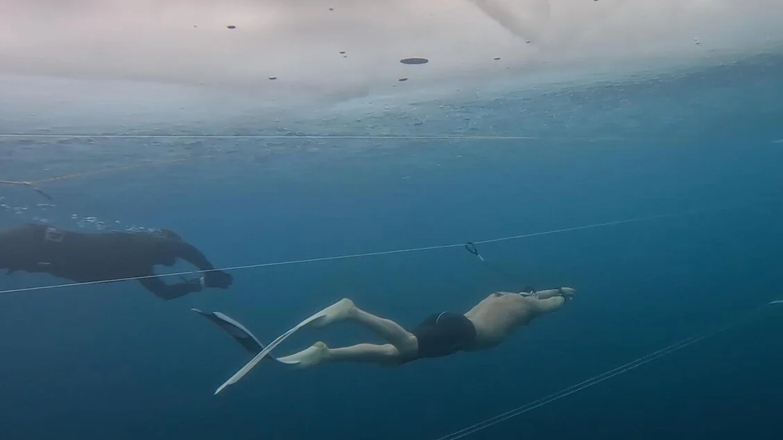 Luca Casalini bate dois recordes mundiais de apneia sob o gelo no lago de Anterselva