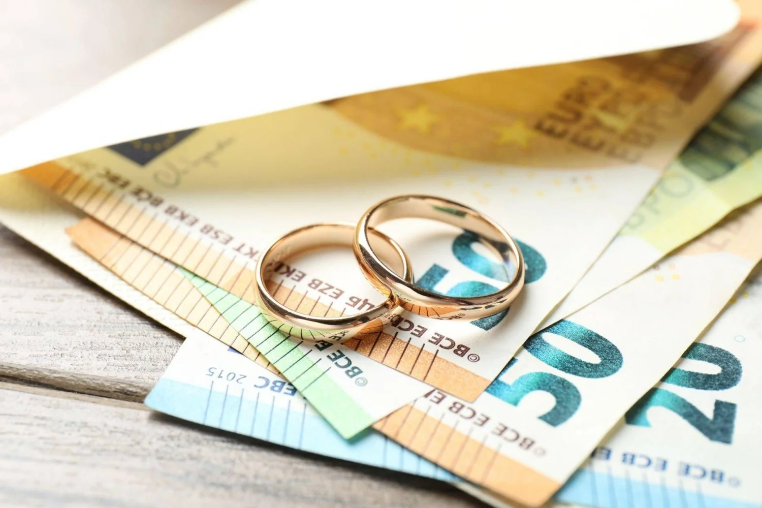 Tribunal de Lucca anula doação: Amante condenada a devolver €60 mil a filho do falecido