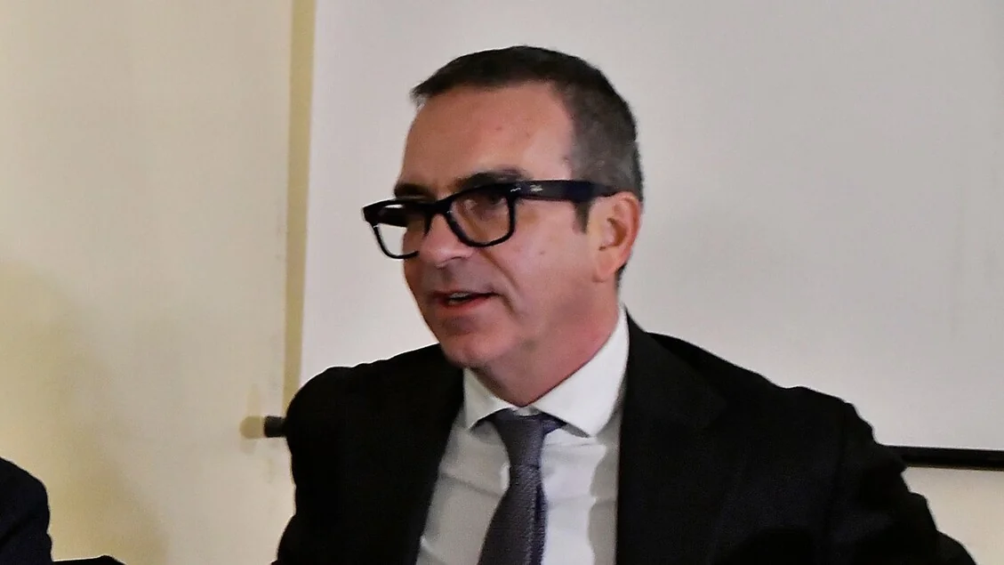 Médicos cubanos permanecem na Calábria, afirma Occhiuto após encontro com o embaixador