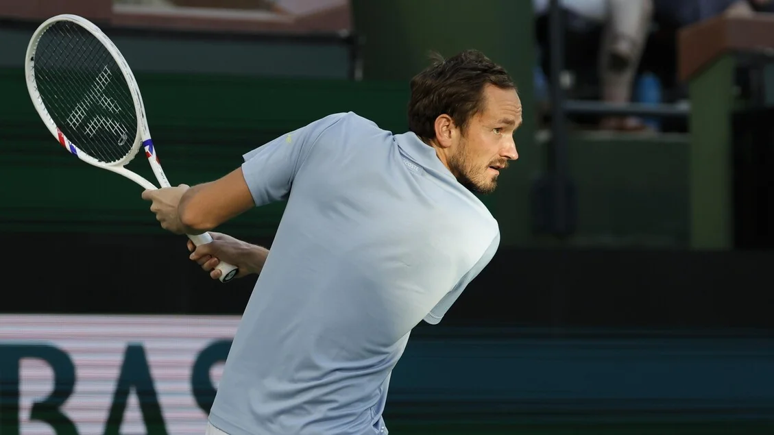 Medvedev avança às semifinais de Indian Wells após ponto contestado contra Draper