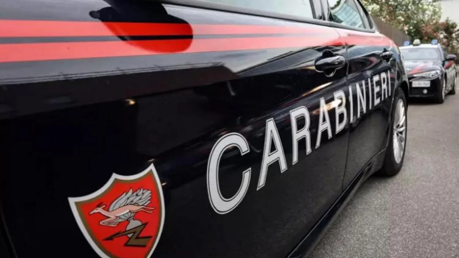 Menina de 15 anos denuncia abuso sexual em festa de aniversário em Messina; Carabinieri investigam
