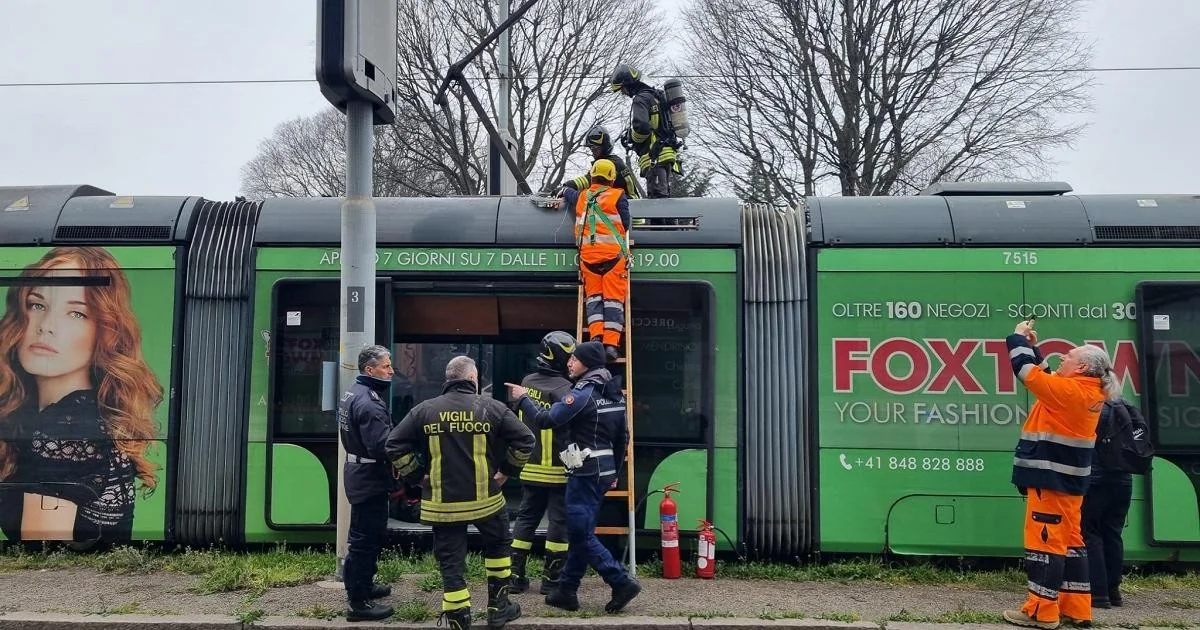 Bonde da linha 27 pega fogo em via Marco Bruto, em Milão; passageiros ilesos