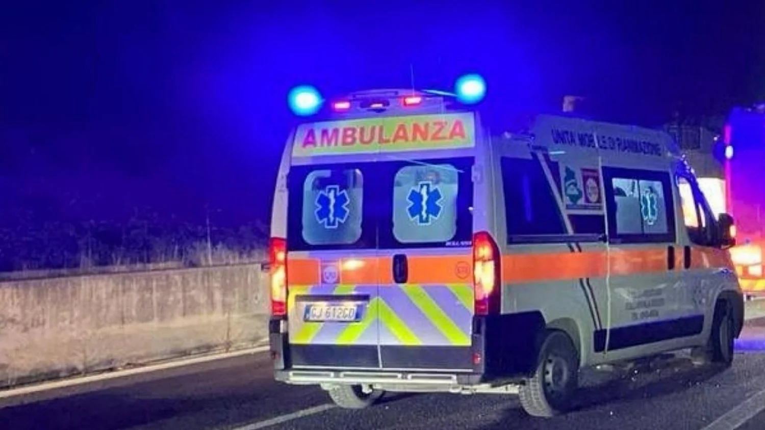 Jovem de 19 anos morre em Roma após motocicleta colidir com poste em Viale Giardino di Ottavia