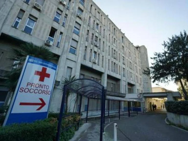 Homem preso por esfaquear advogada em ônibus de Nápoles se suicida em enfermaria psiquiátrica