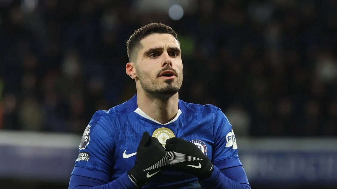 Neto do Chelsea corre risco de suspensão da UEFA após empurrão em apanhador de bolas na Champions