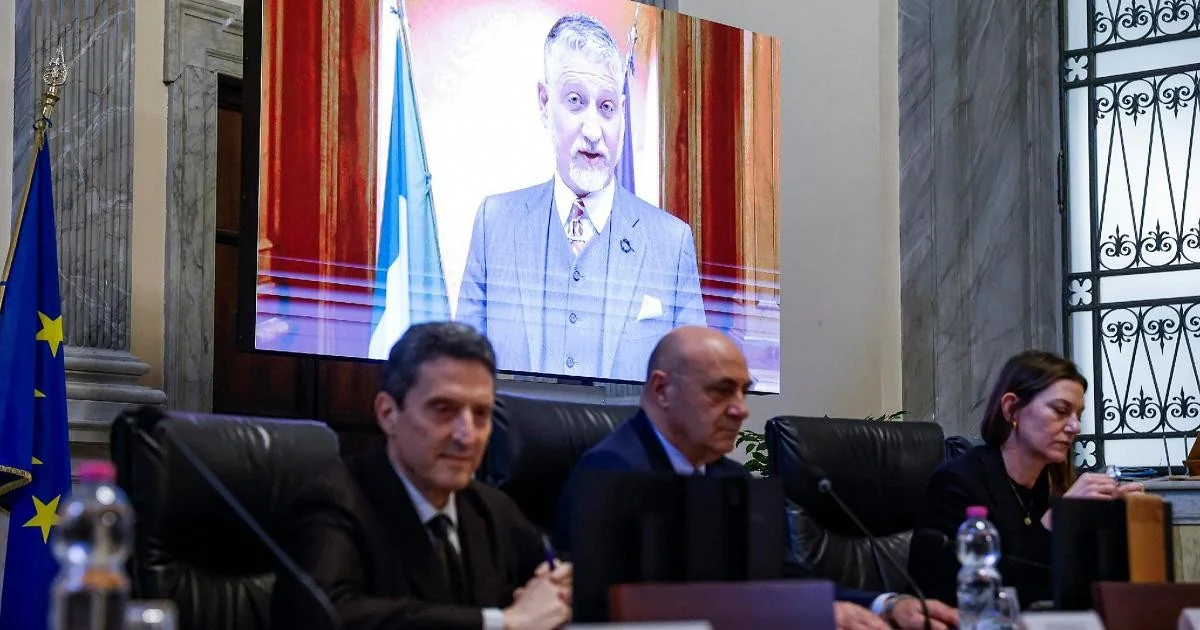 Padiglione russo à Biennale de Veneza: choque institucional entre autonomia cultural e posição do governo