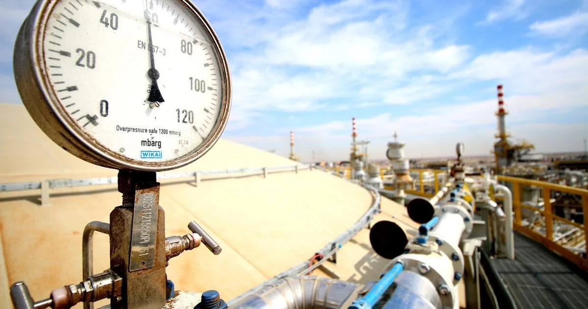 Petróleo segue acima de US$100 enquanto tensão no Estreito de Hormuz mantém mercados em alerta