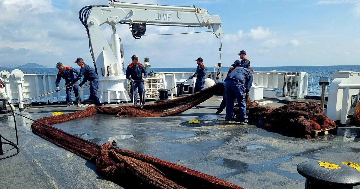 Redes fantasmas: Nave Gregoretti retira 300 m de ameaça ao ecossistema marinho em Ischia