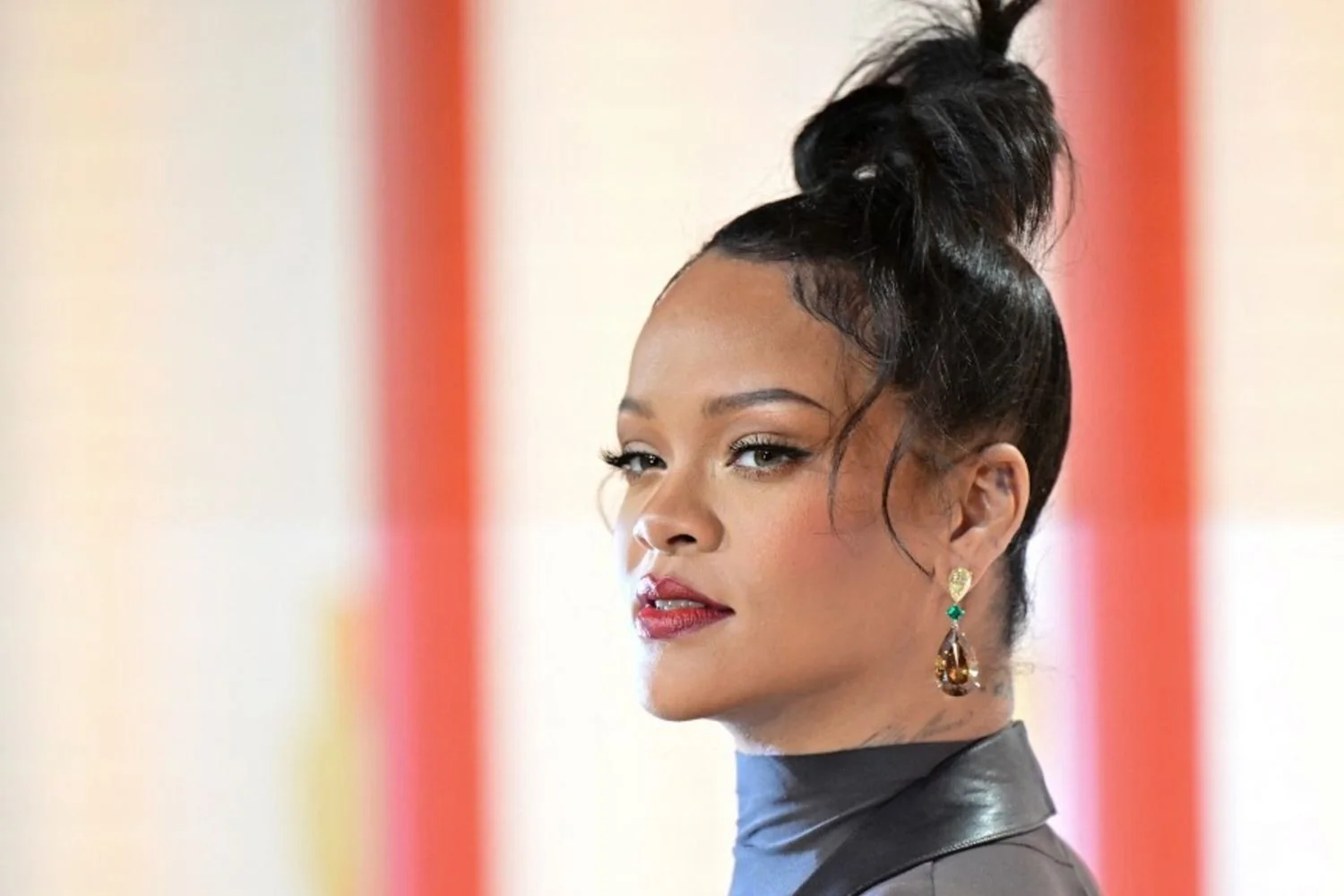 Rihanna: mulher é detida após disparos contra residência em Beverly Hills