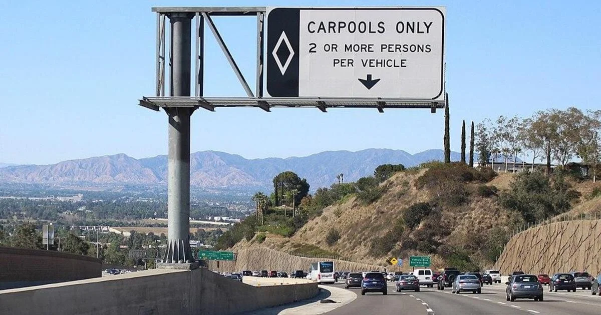 Rombo branco sobre fundo azul: o que significa o novo sinal de tráfego e quais as multas aplicáveis