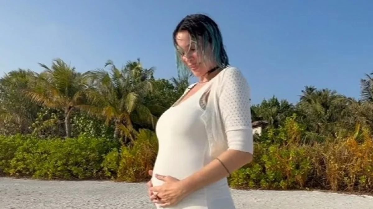 Rose Villain anuncia gravidez e lança canção dedicada ao primeiro filho