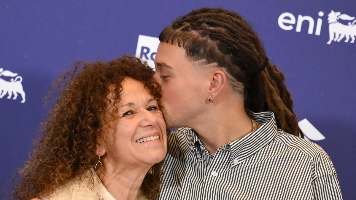 Sayf leva a mãe ao palco de Sanremo: “A verdadeira vitória é o afeto do público”