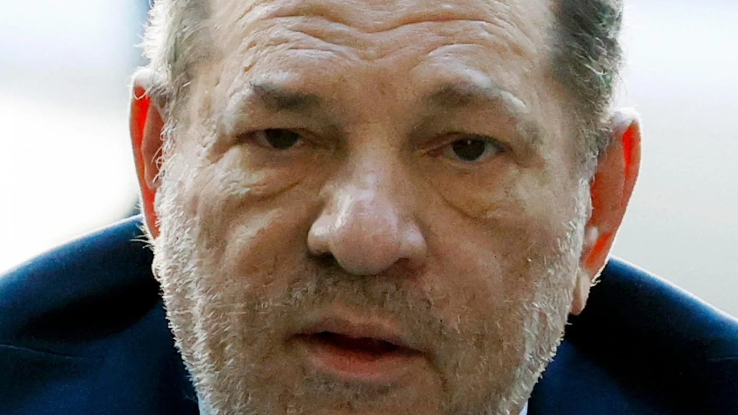 Weinstein isolado em Rikers: saúde debilitada, isolamento extremo e a defesa da inocência