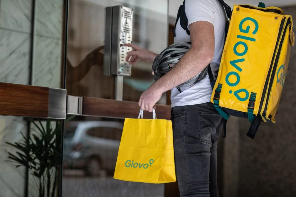 Trabalhe com a Glovo na Itália: Cadastro de motociclista, lucros e como funciona