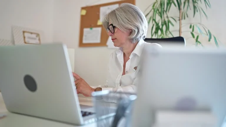 Itália Gera +47 Mil Empregos em Fevereiro, Maioria para Mulheres Acima de 50