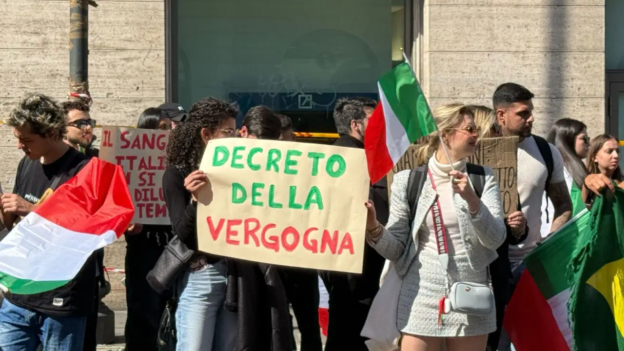 Cerca de 150 Manifestantes Protestam em Roma Contra Restrição da Cidadania Italiana