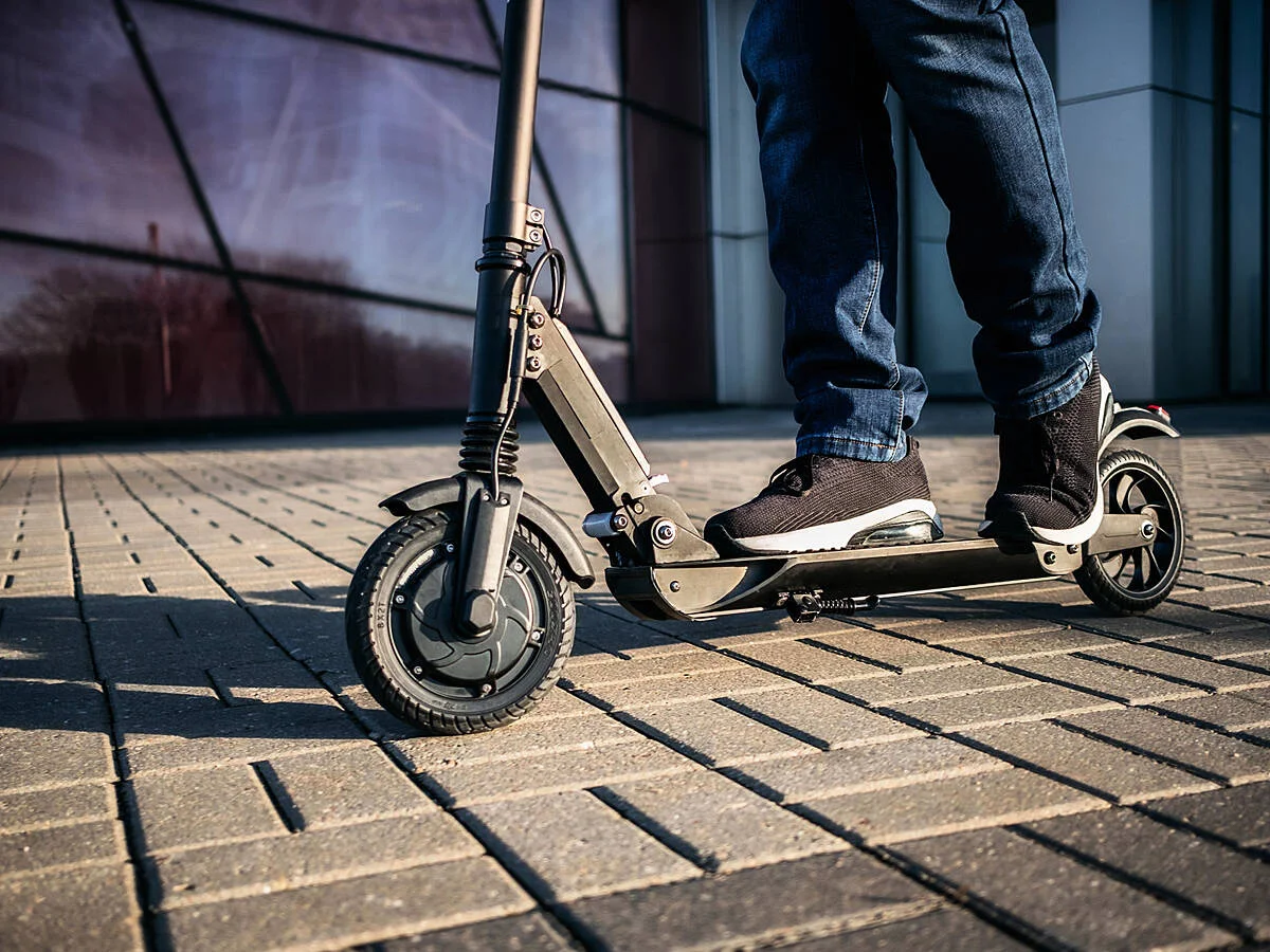 Quer Evitar Multas de Até €800? Saiba Tudo Sobre as Novas Regras dos Patinetes Elétricos na Itália