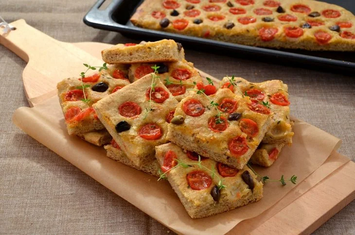 Como Preparar Focaccia Caseira de Alecrim e Tomate Cereja
