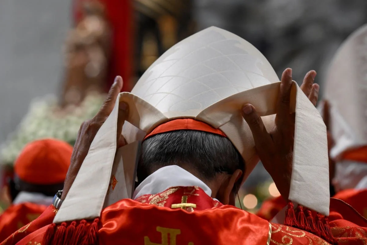 Fiéis aguardam fumaça na Praça de São Pedro
